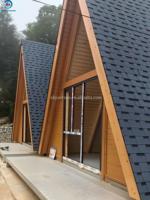 Maison en bois préfabriquée personnalisable avec espace de vie extérieur pour station balnéaire ou complexe forestier