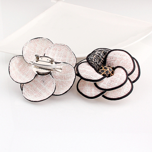 Hepound Nouveau rétro à la mode Double C fleur broche haut de gamme broche clip CC laine tissu camélia broches broche en gros - Product Image 3