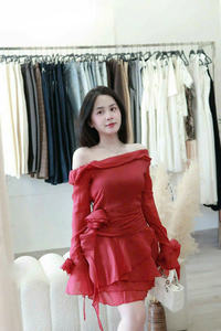 Minivestido rojo de un solo hombro con volantes en la cintura, hecho en Vietnam, de manga larga con puño con volantes. - Product Image 4