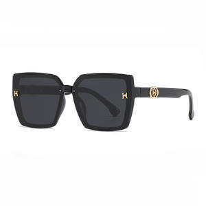Lunettes de soleil carrées surdimensionnées noires de la marque H pour femmes, protection UV400, monture en plastique, verres en polycarbonate, type 3, pare-soleil - Product Image 1
