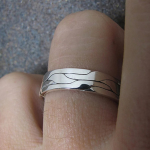 Anello Minimalista Vintage con Texture, Anello Statement dal Look Metallico Audace, Anello alla Moda - Product Image 3