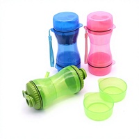 Gobelet de voyage pour animaux de compagnie personnalisable en PP, distributeur d'eau et de nourriture portable 2-en-1 avec logo pour une utilisation en extérieur