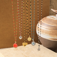 Collier superposé délicat style bohème en acier titane plaqué or PVD 18K avec perles colorées multi-formes, breloques cœur, étoile et pièce de monnaie