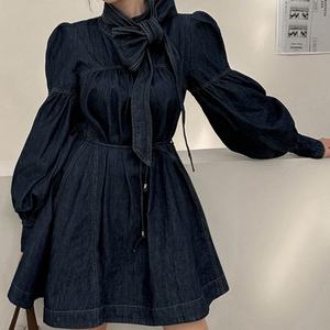 Robe longue en jean rétro pour femme, collection printemps 2025, avec manches lanternes et ceinture, vente en gros - Product Image 2