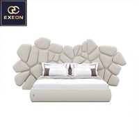 Lit double en cuir de luxe italien Villa moderne Meubles de chambre à coucher principale Conception irrégulière de lit doux haut de gamme