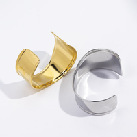 Brazalete de acero inoxidable chapado en oro PVD de 18 quilates para mujer Textura martillada ancha y brazalete de forma irregular con apertura de hueco en V