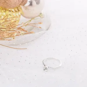 Diamante rotondo placcato argento personalizzato con anello di fidanzamento con texture pietra di vetro con strass sfaccettato per le donne