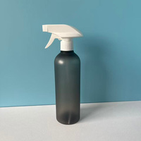 Bouteille pulvérisateur à gâchette givrée noire réutilisable de 200 ml, 300 ml, 500 ml pour le nettoyage automobile, emballage personnalisé pour bouteille de soin capillaire de salon