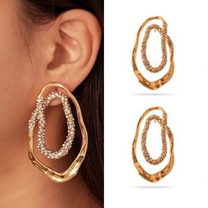 Boucles d'oreilles asymétriques de niche haut de gamme, style européen et américain, en argent plaqué or véritable, avec aiguille en argent et incrustations de diamants, géométriques tendance - Product Image 2