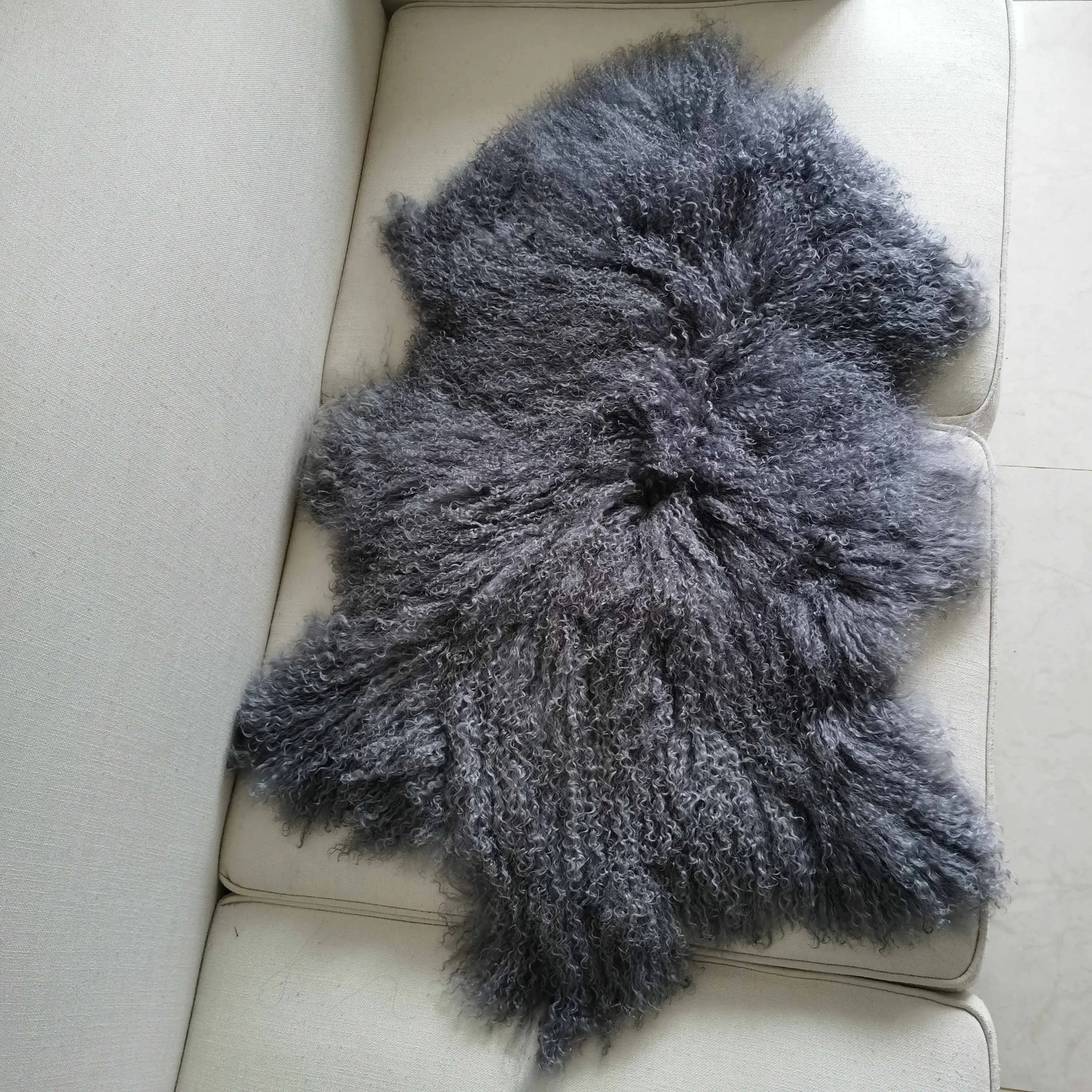 Long Curly Fur Mongolian Sheep Fur / Tibetan Lamb Skin Pelt Real Mongolian Lamb Fur Throw Large Sheepskin Rug And Pillow Set