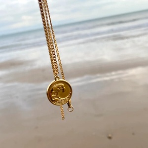 MECYLIFE Gioielli Bohemien alla Moda, Collana a Onda in Acciaio Inossidabile Placcato Oro 18K, Collana con Moneta, Collana da Uomo a Tema Oceano per Surfisti - Product Image 3