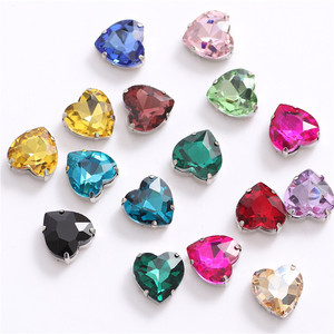 Venta al por mayor de accesorios de joyería DIY con diamantes de cristal en forma de corazón y diamantes de cuatro puntas en forma de corazón. - Product Image 4