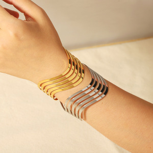Brazalete de Moda para Mujer, Diseño Europeo Americano, Joyería de Nicho, Brazalete Ancho con Ondas Huecas, Acero Inoxidable con Oro de 18K - Product Image 1