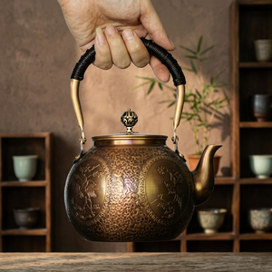 Bouilloire à thé traditionnelle chinoise en métal avec couvercle et poignée, finition bronze - Product Image 5