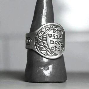 Anello con disco lunare inciso, unisex, tono argento antico, accessori moda vintage boho - Product Image 3