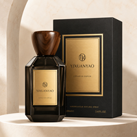 Flacon de parfum de luxe en verre de 100 ml avec bouchon en bois, étiquette métallique personnalisée et emballage cadeau haut de gamme