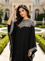 Abaya de soirée longue et ample à col rond, ornée de strass et de fils argentés, style luxe léger, manches larges et tombé ample