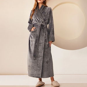 Albornoz de felpa de color personalizado para mujer para la industria de la hostelería y el suministro de resort Albornoz de manga larga para mujer con capucha y bolsillos - Product Image 3