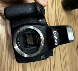 Ensemble complet d'appareil photo haute performance d'occasion 700D avec objectif 18-135 mm, 90 % neuf, écran tactile - Product Image 5