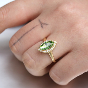 Elegante anello con pietra viola a forma di marquise per donna, design scintillante intarsiato, gioielli alla moda per feste - Product Image 6