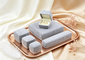Ensemble de boîtes à bijoux haut de gamme, enveloppées dans un tissu de velours fin gris clair, base rigide, type boîte carrée arrondie, plusieurs tailles, magnétique - Product Image 6