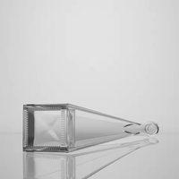 Bouteille de liqueur en verre pyramidale carrée haute de 100 ml avec bouchon et base épaisse transparente pour emballage personnalisé de mini spiritueux