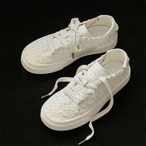 รองเท้าผ้าใบถักแบบระบายอากาศ รุ่นใหม่ปี 2025 สีพื้น รองเท้าผ้าใบผู้ชายและผู้หญิง รองเท้าคู่รัก รองเท้าลำลอง - Product Image 1