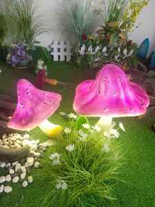 Luz LED Impermeable IP65 con Forma de Hongo de Resina Morada Realista, con Detalles Pintados a Mano, para Uso en Jardín y Parque al Aire Libre - Product Image 1