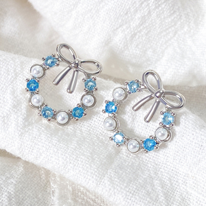 Hermosas Joyas para Niñas Foxi al por Mayor, Aretes con Lazo y Múltiples Gemas Azules y Perlas Encantadoras - Product Image 1