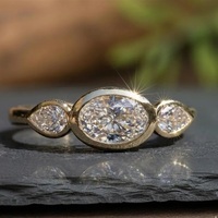 Bague en or jaune massif 9K 10K 14K 18K avec moissanite ovale East West sertie clos, certifiée GRA, trois pierres en forme de poire sur les côtés, bijoux personnalisés