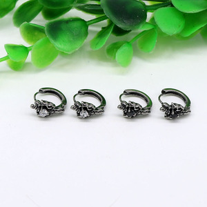 Pendientes de aro de acero de titanio yunnique Steel Wings con forma de espada en blanco y negro para hombres y mujeres, joyería de moda - Product Image 4