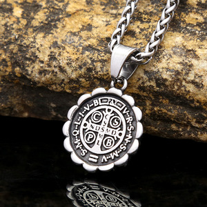 Yunnique – collier avec pendentif médaille Saint Benoît en acier inoxydable, breloque religieuse ronde pour hommes et femmes, bijoux cadeau - Product Image 3