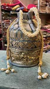 Handicraft Collection Mujer Classy Zari & Tikli Work Silk Potli al mejor precio Bolsa Favor DE BODA Regalo de devolución para invitados - Product Image 3