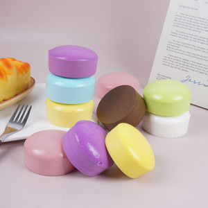 Jouets anti-stress en forme de mini gâteau coloré réaliste en PU, à montée lente, en forme de pain, vente en gros - Product Image 1