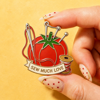 Fabricant chinois de broches en métal personnalisées, broches de revers en émail à motif de dessin animé mignon (tomate), vente en gros pour vêtements