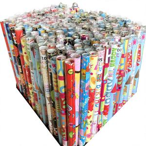 Papier d'emballage cadeau de Noël rouge épais, imprimé numériquement avec des matériaux recyclés, revêtement personnalisé - Product Image 3