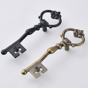 Poignées de tiroir de style antique en forme de clé, en alliage de zinc, espacement de 58 mm, design traditionnel pour armoire ou boîte à bijoux - Product Image 1
