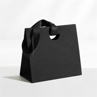   Sac cadeau à poignée découpée, logo personnalisé, pelliculage mat avec ruban satiné pour emballage de souvenirs de mariage et de fête