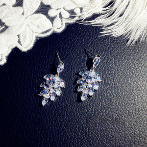 Orecchini Pendenti con Zirconi a Goccia, Eleganti Orecchini Lunghi Minimalisti da Sposa per Donne - Product Image 6