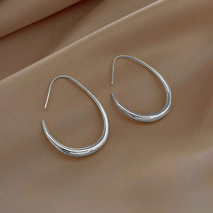 Boucles d'oreilles minimalistes pour femmes, bijoux d'oreille texturés à la mode, à porter au quotidien - Product Image 2