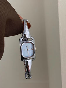 Orologi da Donna con Quadrante Quadrato e Logo Personalizzato all'Ingrosso con Cinturino in Metallo Lucido per Rivenditori di Marchi e Fornitori di Regali OEM - Product Image 6