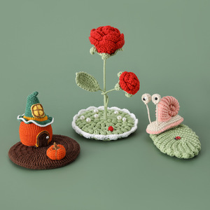 Adorno de Mesa de Caracol y Rosa Tejido a Crochet, Figura Floral para Escritorio, Solo para Uso Decorativo, No es un Juguete - Product Image 1