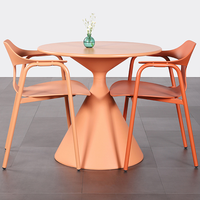 Table de patio extérieure moderne et créative, imperméable et résistante au soleil, avec construction en fer et en PP, pour balcon, café, boutique, bar