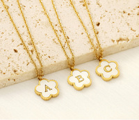 Collier en acier inoxydable européen et américain avec pendentif trèfle et 26 lettres en coquillage plaqué or 18 carats