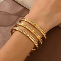 Bracelet jonc en acier inoxydable plaqué or 18 carats avec trèfle à quatre feuilles pavé de CZ, bracelet jonc pour femme