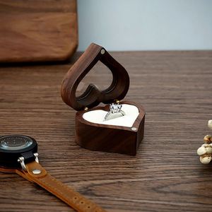 Boîte à bijoux personnalisée en bois vintage, noyer noir, forme de cœur, boîte cadeau pour demande en mariage, fiançailles, cérémonie de mariage - Product Image 4
