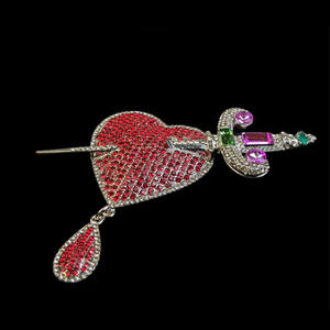Broche de déclaration de coeur et de poignard de conception originale broches de mode de saignement de coeur de cristal rouge exquis fabriquées en chine - Product Image 4