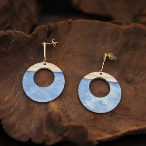 Boucles d'oreilles pendantes tendance en acier inoxydable 316L plaqué or PVD, design rond en bois bleu durable et résistant - Product Image 3
