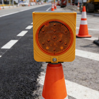 Feux de signalisation stroboscopiques coniques à LED solaires, lampe clignotante pour la construction routière, la sécurité routière