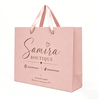 Sac cadeau en papier rose mat personnalisé avec poignée en ruban de soie et logo en lettres cursives en relief, sac de shopping pour boutique de vêtements